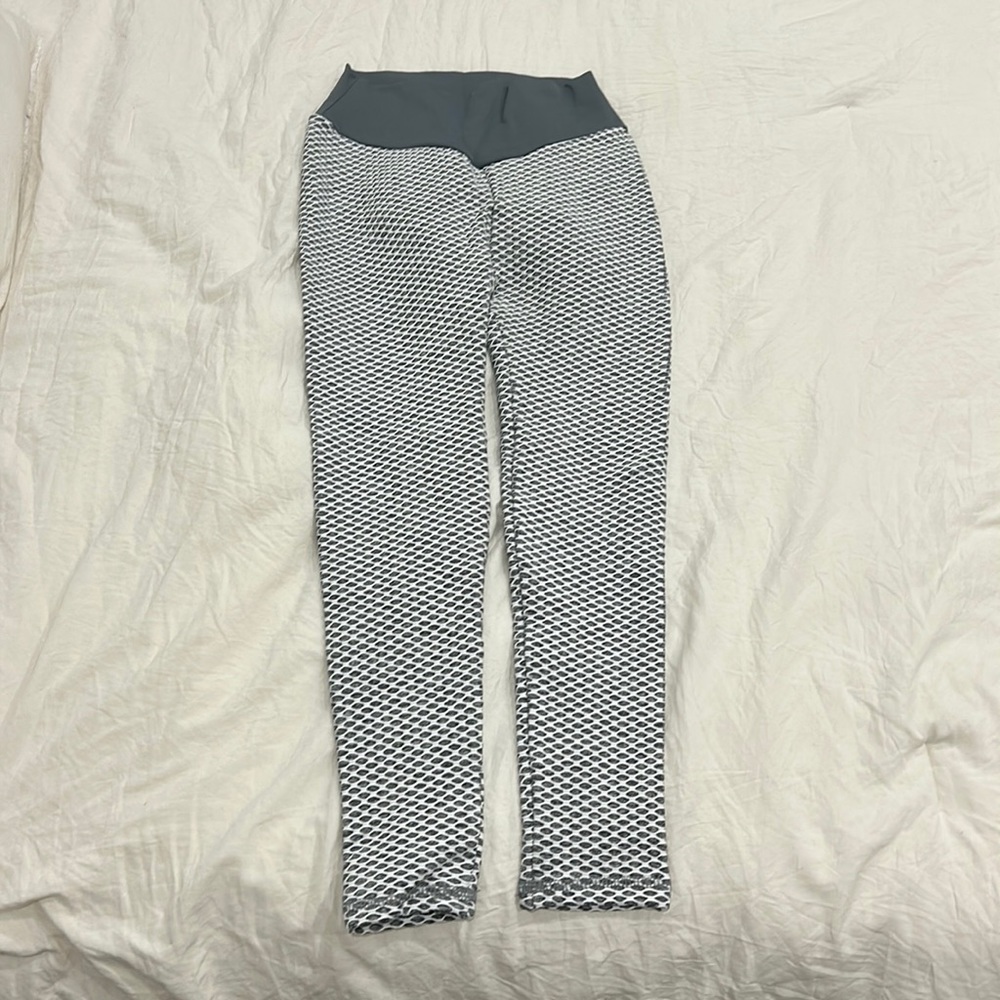 Amazon athletic leggings. Size small. Have a scrunch in the back. Worn once.